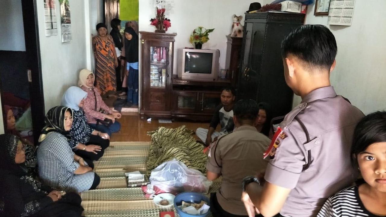 Jenazah Anih disemayamkan di rumah duka (Liputan6.com/Abramena)