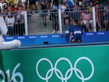 Atlet Anggar Prancis, Lauren Rembi menutup wajahnya usai kalah bertanding oleh atlet China, Sun Yiwen memperebutkan perunggu di olimpiade Rio 2016, Brasil, (6/8). (REUTERS / Issei Kato)