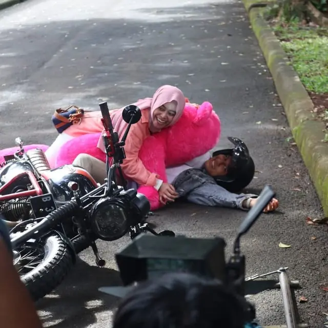 8 Potret Lesty Kejora dan Rizky Billar saat Syuting Kulepas dengan Ikhlas, Bikin Baper