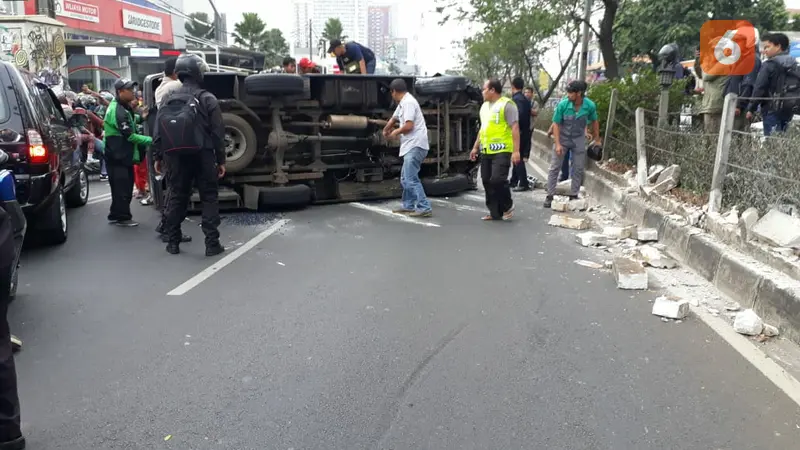 Mobil milik Brimob mengalami kecelakaan di Jalan Margonda, Kota Depok. (Liputan6.com/Ady Anugrahadi)