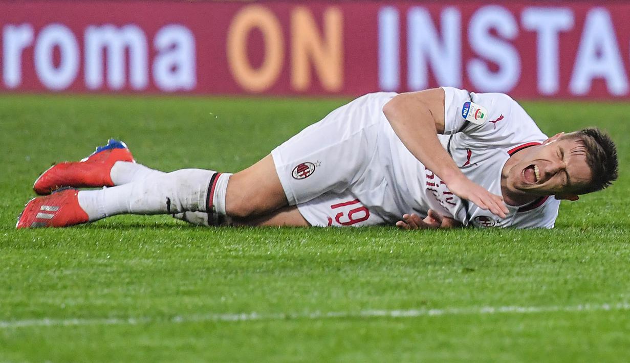 Krzysztof Piatek terkapar di lapangan pada laga lanjutan Serie A yang berlangsung di stadion Olimpico, Roma, Senin (4/2). AC Milan imbang 1-1 kontra AS Roma. (AFP/Tiziana Fabi)