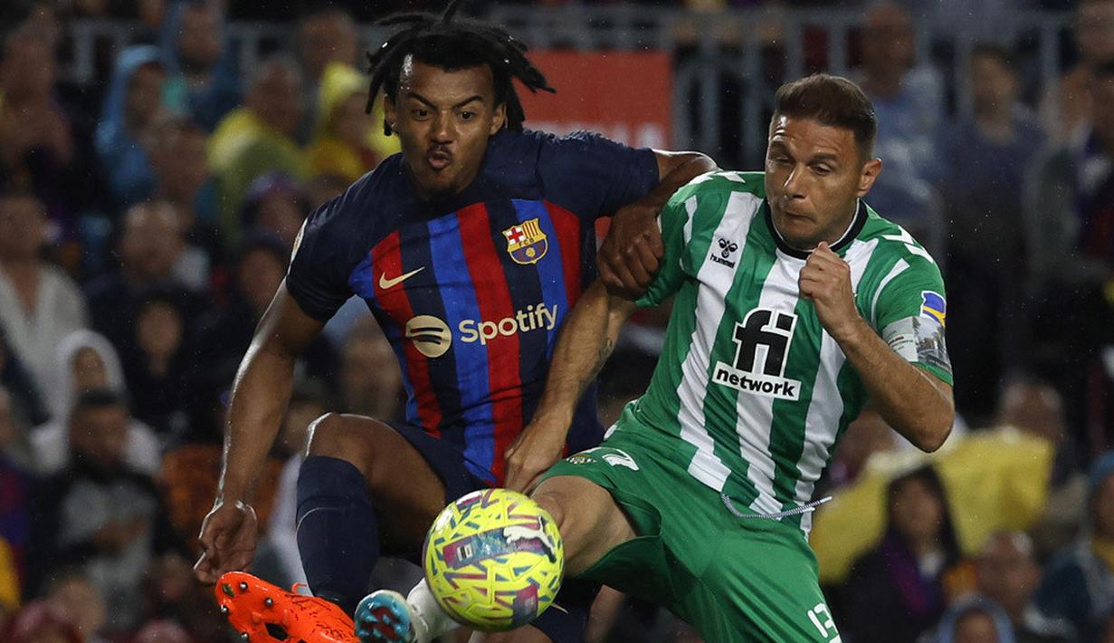 <p>Barca unggul lewat Andreas Christensen (menit 14), Robert Lewandowski (36), Raphinha (39) dan gol bunuh diri Gonzalo Rodriguez. (AP Photo/Joan Monfort)</p>