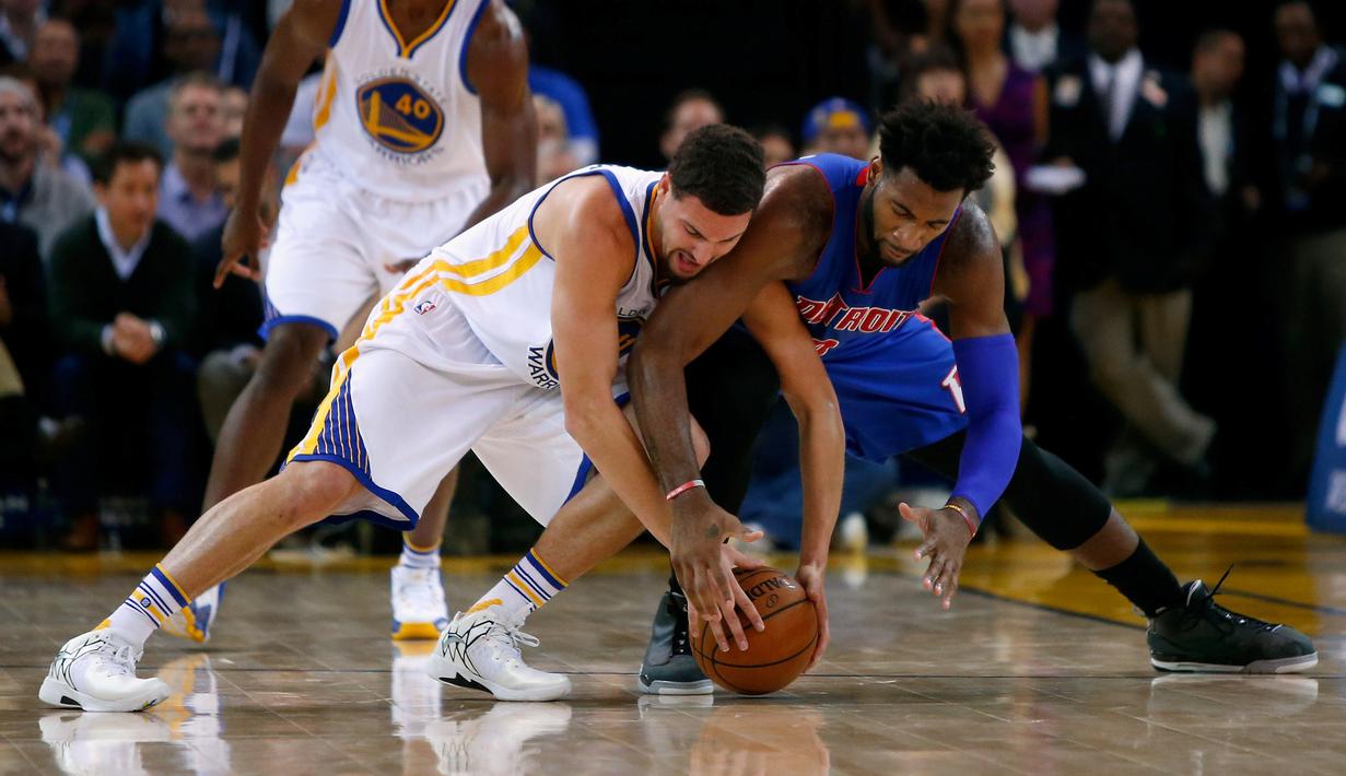 Pebasket Golden State Warriors Klay Thompson berebut bola dengan pebasket Detroit Pistons Andre Drummond di ORACLE Arena, California, Senin (9/11/2015). Warriors menang 109-95. (Getty Images/AFP/Ezra Shaw)