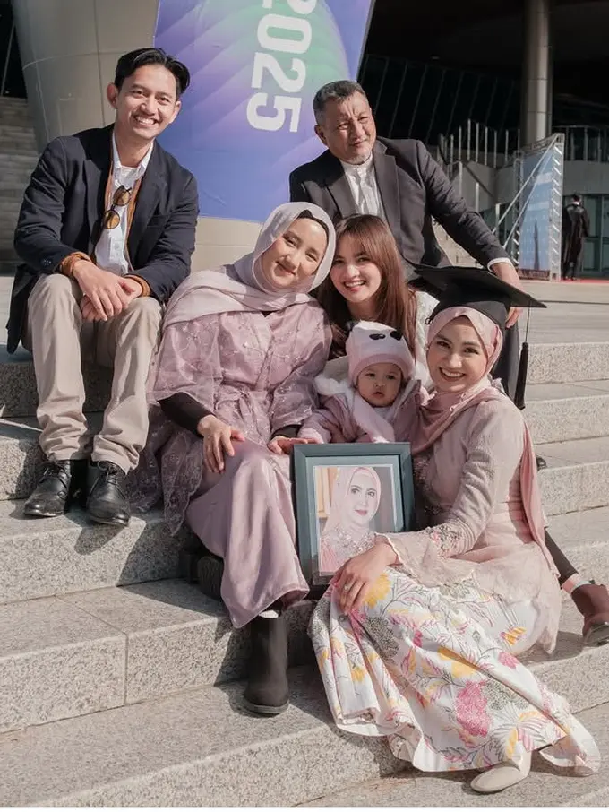 Nugget Sister Berkebaya di Korea Selatan saat Wisuda Xaviera Putri