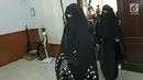 Istri komedian Caisar, Indadari (depan) bersiap menjalani sidang mediasi di Pengadilan Agama Depok, Jawa Barat, Selasa (31/10). Sidang Cerai Indadari dengan Caisar dengan putusan mediasi yang tidak dihadiri Caisar. (Liputan6.com/Herman Zakharia)