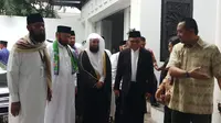 Wakil Ketua Umum Dewan Masjid Indonesia, Komisaris Jenderal Syafruddin, bertemu dengan Imam Masjidil Haram. (Liputan6.com/Ady Anugrahadi)