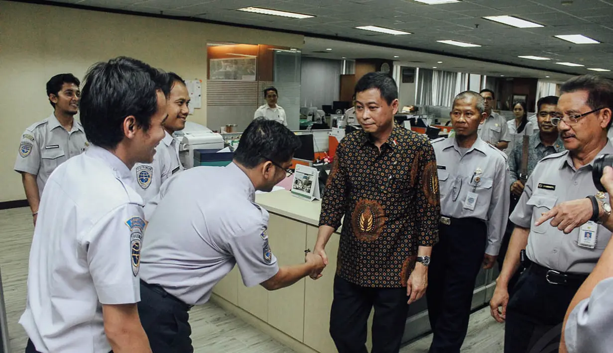 Para pegawai Kemenhub tampak menyambut kehadiran Ignasius Jonan, Jakarta, (27/10/2014). (Liputan6.com/Faizal Fanani)