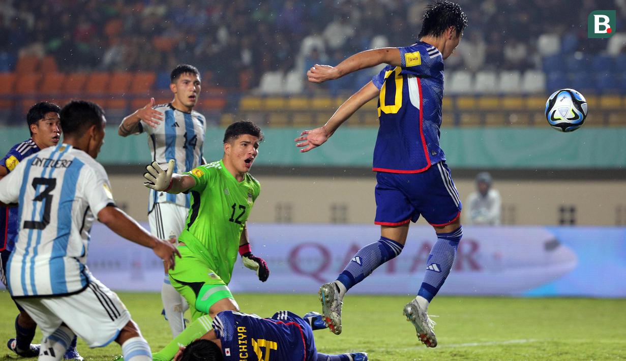 <p>Kiper Timnas Argentina U-17, Jeremias Florentin (tengah) maju untuk mempersempit ruang tembak pemain Timnas Jepang U-17, Ryunosuke Sato (kanan) pada laga kedua Grup D Piala Dunia U-17 2023 di Stadion Si Jalak Harupat, Kabupaten Bandung, Selasa (14/11/2023). (Bola.com/Ikhwan Yanuar)</p>