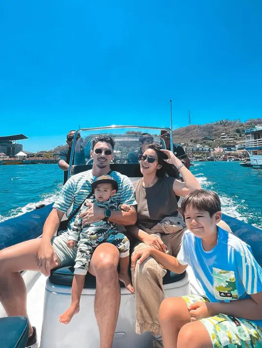 Potretnya kala di Labuan Bajo pun diunggah di akun Instagram. Selain momen keseruan liburannya, gaya fashion Jedar menarik untuk diulas. [Instagram/inijedar]