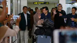 Sejumlah mahasiswa yang dipulangkan dari karantina virus corona atau COVID-19 di Natuna tiba di Bandara Internasional Sultan Iskandar Muda, Blang Bintang, Aceh, Senin (17/2/2020). Empat mahasiswa Aceh tersebut dinyatakan terbebas dari virus corona. (CHAIDEER MAHYUDDIN/AFP)