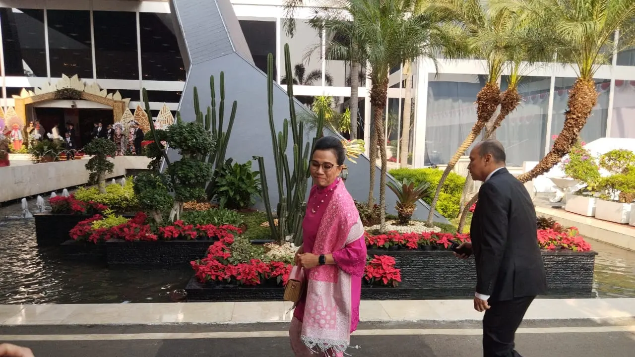 Menteri Keuangan (Menkeu) Sri Mulyani Indrawati tiba di Kompleks DPR RI untuk menghadiri Sidang Tahunan MPR RI 2023, Rabu (16/8/2023). Foto: Maulandy/Liputan6.com