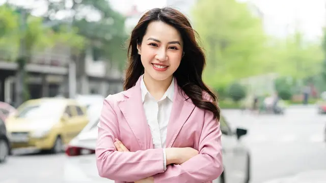 bekerja karir sukses mandiri cantik tersenyum baju jas pink