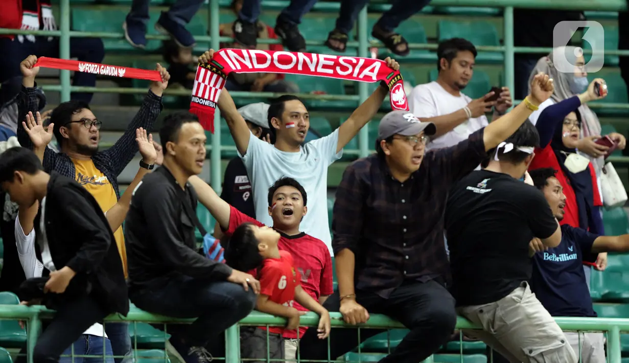 Suporter saat merayakan kemenangan Timnas Indonesia U-19 atas Filipina U-19 pada lanjutan penyisihan grup A Piala AFF U-19 2022 di Stadion Patriot Candrabhaga, Bekasi, Jawa Barat, Jumat (8/7/2022). Laga berakhir dengan keunggulan Timnas Indonesia U-19 dengan skor 5-1. (Liputan6.com/Helmi Fithriansyah)