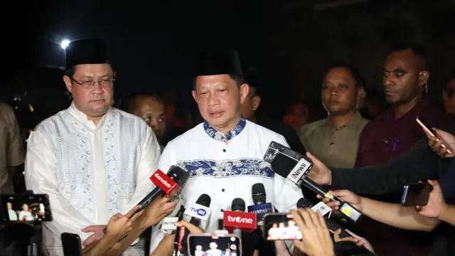 Menteri Dalam Negeri (Mendagri) Tito Karnavian saat bertakziah ke kediaman almarhum mantan Menteri Pertahanan (Menhan) Ryamizard Ryacudu.