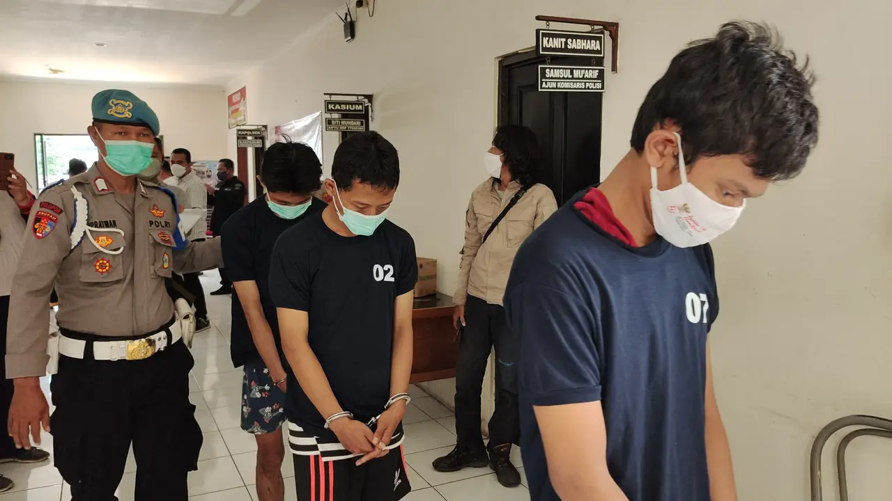 Tiga dari empat pelaku pelaku penodongan minimarket yang diamankan Polsek Beji, Depok.