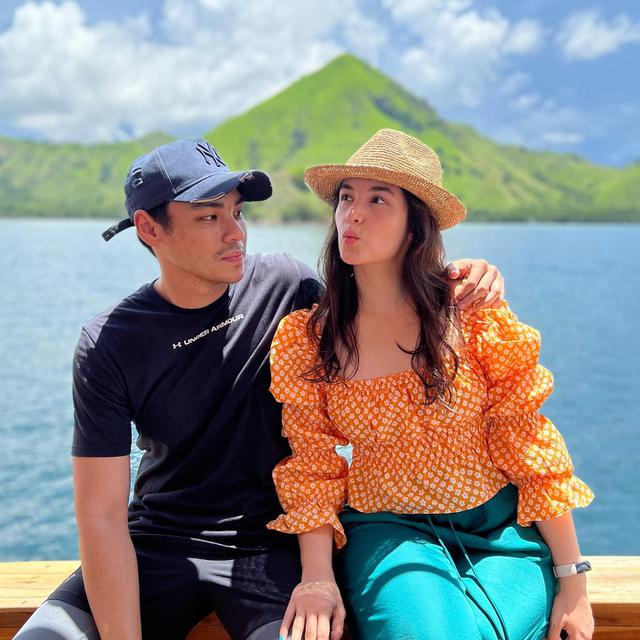 Chelsea Islan menghabiskan waktu bersama Clinton untuk berlibur. Keduanya kompak memakai topi. (Foto: Instagram/@robclintonkardinal)