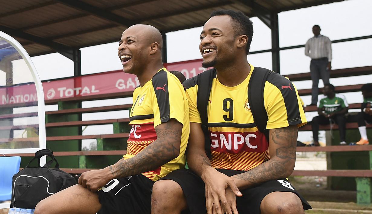 Andre (kiri) dan Jordan Ayew. Keduanya Sama-sama akan membela Ghana di Piala Dunia 2022 dengan posisi yang berbeda. Sang kakak Andre Ayew yang berusia 32 tahun dan kini tengah bermain bersama klub Qatar Al-Sadd SC menjadi andalan di posisi sayap kiri, sementara sang adik Jordan Ayew yang berusia 31 tahun dan kini tengah membela Crystal Palace menjadi andalan di posisi striker. (AFP/Justin Tallis)