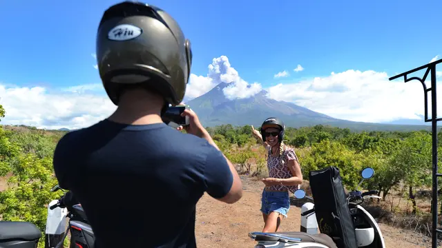 Mengabadikan Pemandangan Erupsi Gunung Agung
