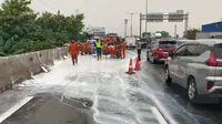 Truk Tabrakan di Tol Pluit, Muatan Cat Berserakan dan Buat Macet