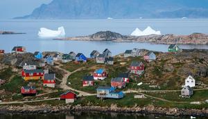 Pemandangan Desa Kulusuk di Kota Sermersooq, Greenland, Denmark, 19 Agustus 2019. Desa Kulusuk adalah wilayah terpencil di Greenland. (Jonathan NACKSTRAND/AFP)