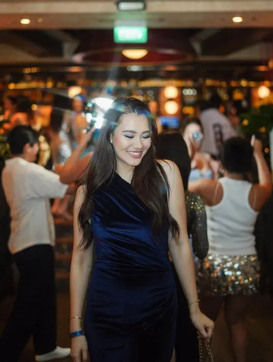 Aaliyah Massaid terlihat sedikit keluar dari zona nyaman dengan tampil bergaya bold klasik. [@aaliyah.massaid]