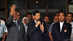 Djohar Arifin didampingi mantan ketua PSSI, Agum Gumelar dan Ketua KONI, Tono Suratman saat acara peresmian gedung baru PSSI, Jakarta, Minggu (4/1/2015). (Liputan6.com/Miftahul Hayat)