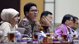 Ketua Komnas HAM Imdadun Rahmat saat melakukan RDP dengan Komisi III DPR RI, di Kompleks Parlemen Senayan, Jakarta, Rabu (29/3). Rapat tersebut membahas Calon Anggota Komnas HAM Periode 2017-2022 dan Pansel Seleksi Komnas HAM. (Liputan6.com/Johan Tallo)