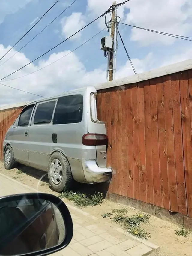 8 Potret Pagar Rumah Nyeleneh, Ada yang Dari Motor