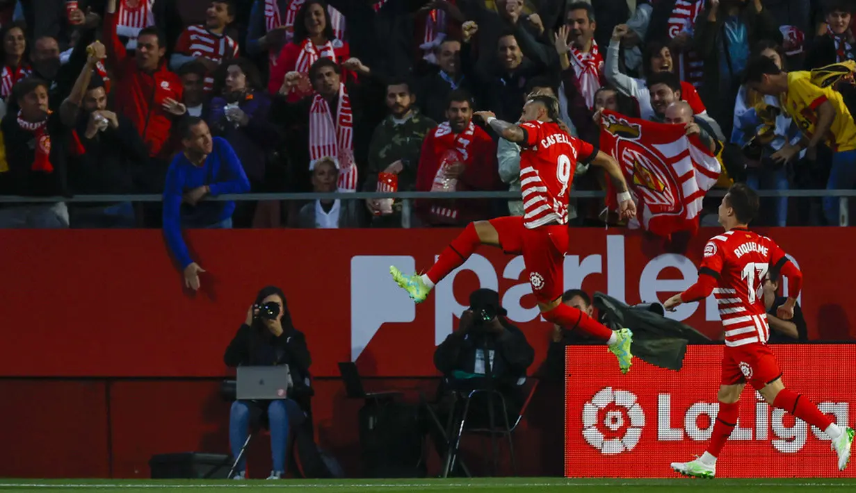 <p>Skor 2-1 bertahan hingga turun minum. Semenit setelah turun minum, Girona langsung melebarkan jarak jadi 3-1 lewat hat-trick Castellanos. (AP Photo/Joan Monfort)</p>