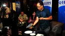 Pakar Kimia dari Universitas Indonesia (UI) Dr. Asmo Wahyu (tengah) menunjukkan cara membedakan beras asli dengan beras palsu dengan cara di setrika terkait maraknya kasus beredarnya beras plastik, Jakarta, Jumat (21/5/2015). (Liputan6.com/Yoppy Renato)