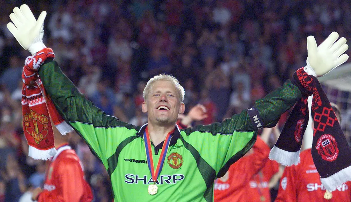 Peter Schmeichel juga ikut menyumbangkan Trable Winner bagi Manchester United ketika memperoleh juara di Liga Champion, Preimier Inggris, dan Piala FA pada periode 1998-1999. (AFP/Eric Cabanis)