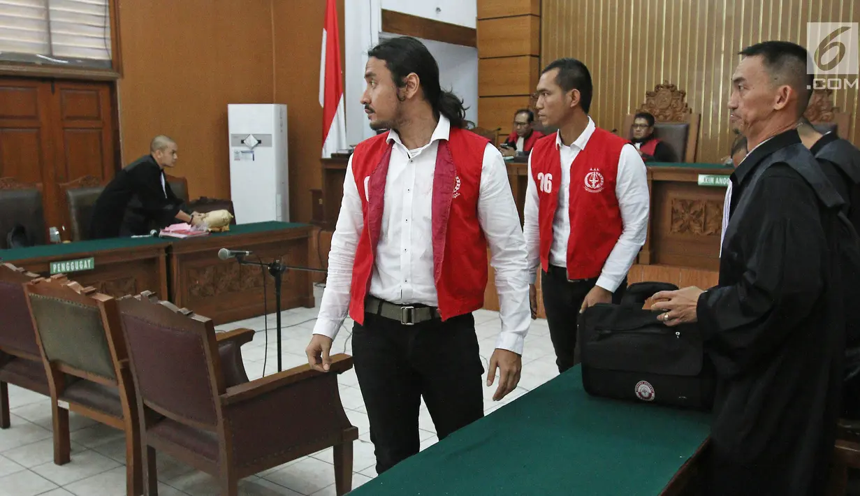 Musikus Marcello Tahitoe atau Ello bersama rekannya, Diego bersiap meninggalkan ruang usai menjalani sidang di PN Jakarta Selatan, Selasa (28/11). (Liputan6.com/Herman Zakharia)
