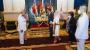 Presiden Joko Widodo dan Iriana Jokowi disambut oleh Presiden Privy Council General Surayud Chulanont beserta istri di Chakri Maha Prasat Throne Hall, Bangkok, Jumat (18/11/2022). Tampak hadir pula Putri Sirivannavari Nariratana Rajakanya dalam upacara penyambutan tersebut. (Foto: Bureau of the Royal Household, Kingdom of Thailand)