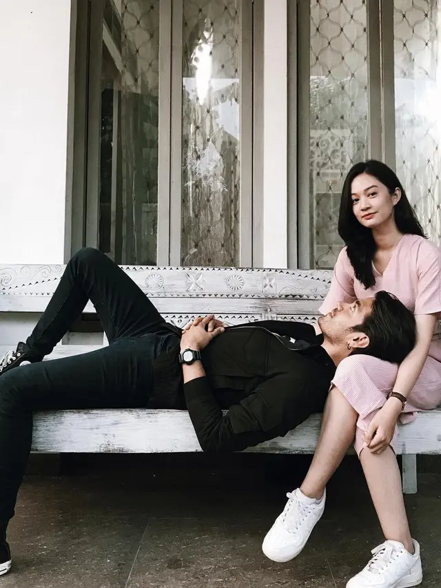 Pamer Cincin Usai Dilamar, Ini 7 Potret Kemesraan Faradilla Yoshi dengan Bryan Mckenzie