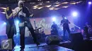 Vokalis Hermann Delago (kedua kiri) bersama Natasha (kiri), dan Tasha Band dari Austria saat tampil di konser Toba Rock di Jakarta, Jumat (2/9). Konser Toba Rock mengusung konsep penggabungan musik etnik Batak dan rock barat. (Liputan6.com/Helmi Afandi)