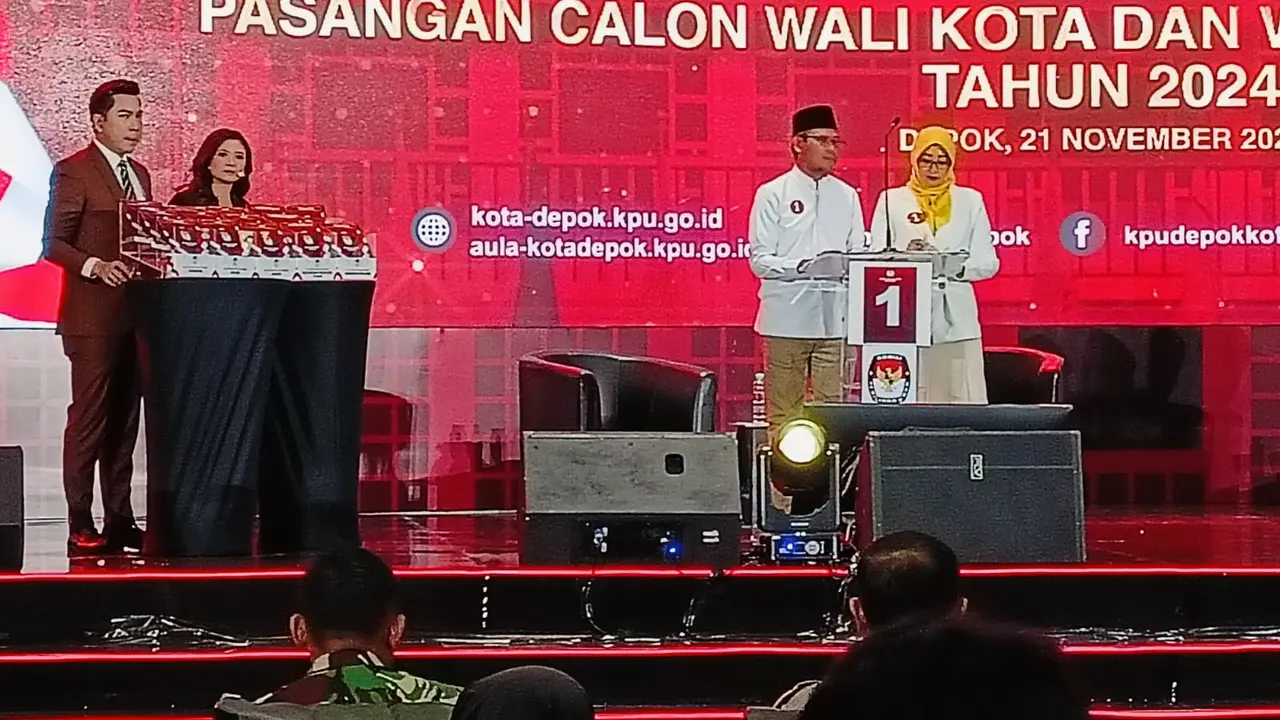Paslon nomor urut satu, Imam Budi Hartono dan Ririn Farabi Arafiq mengikuti debat ketiga Pilkada Depok 2024 di Gedung JGU, Depok. (Liputan6.com/Dicky Agung Prihanto)
