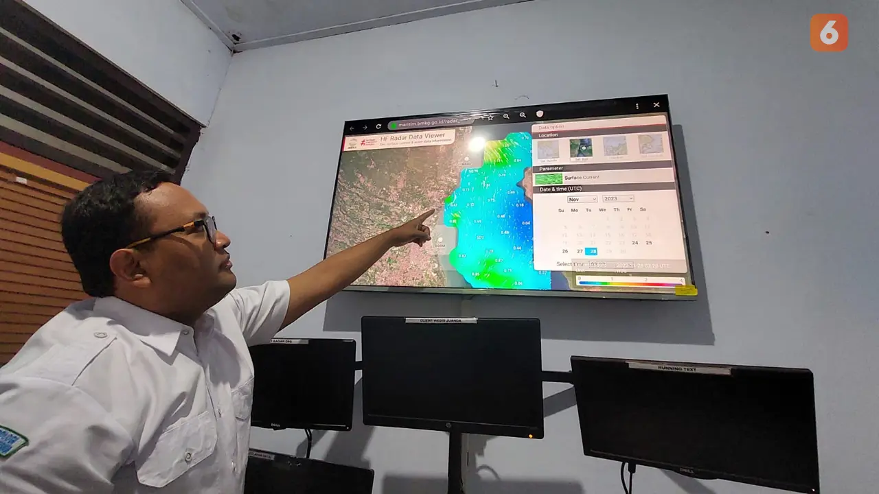 Prekirawan BMKG Banyuwangi I Gede Purbawa menerangkan prekiraan cauaca di wilayah Banyuwangi dan sekitarnya (Hermawan Arifianto/Liputan6.com)