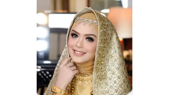 7 Pesona Vebby Palwinta dalam Balutan Busana Pengantin, Diduga Lamaran