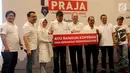 Staf Khusus Menteri Koperasi dan UKM Agus Muharram (empat kiri) bersama Chairman MIS Group Tedy Agustiansjah (empat kanan) saat peluncuran Pracico Journalistic Award (PRAJA) 2018 di Jakarta, Minggu (2/9). (Liputan6.com/JohanTallo)