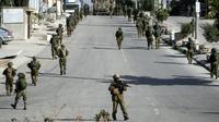 Tentara Israel terlihat di Balata, sebuah kamp pengungsi Palestina di Nablus, Tepi Barat, Kamis (23/11/2023). Penyerbuan tentara Israel ke wilayah permukiman warga ini menewaskan seorang warga Palestina dan melukai tiga lainnya. (AP Photo/Majdi Mohammed)