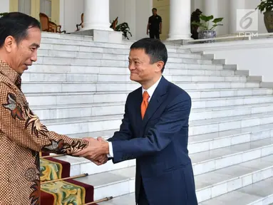 Presiden Joko Widodo menerima CEO Alibaba Jack Ma di Istana Bogor, Jawa Barat, Sabtu (1/9). Dalam pertemuan tersebut pemerintah Indonesia mengusulkan kepada Jack Ma agar membuat Jack Ma institut di Indonesia.(Liputan6.com/Pool/Biro Pers Setpres)