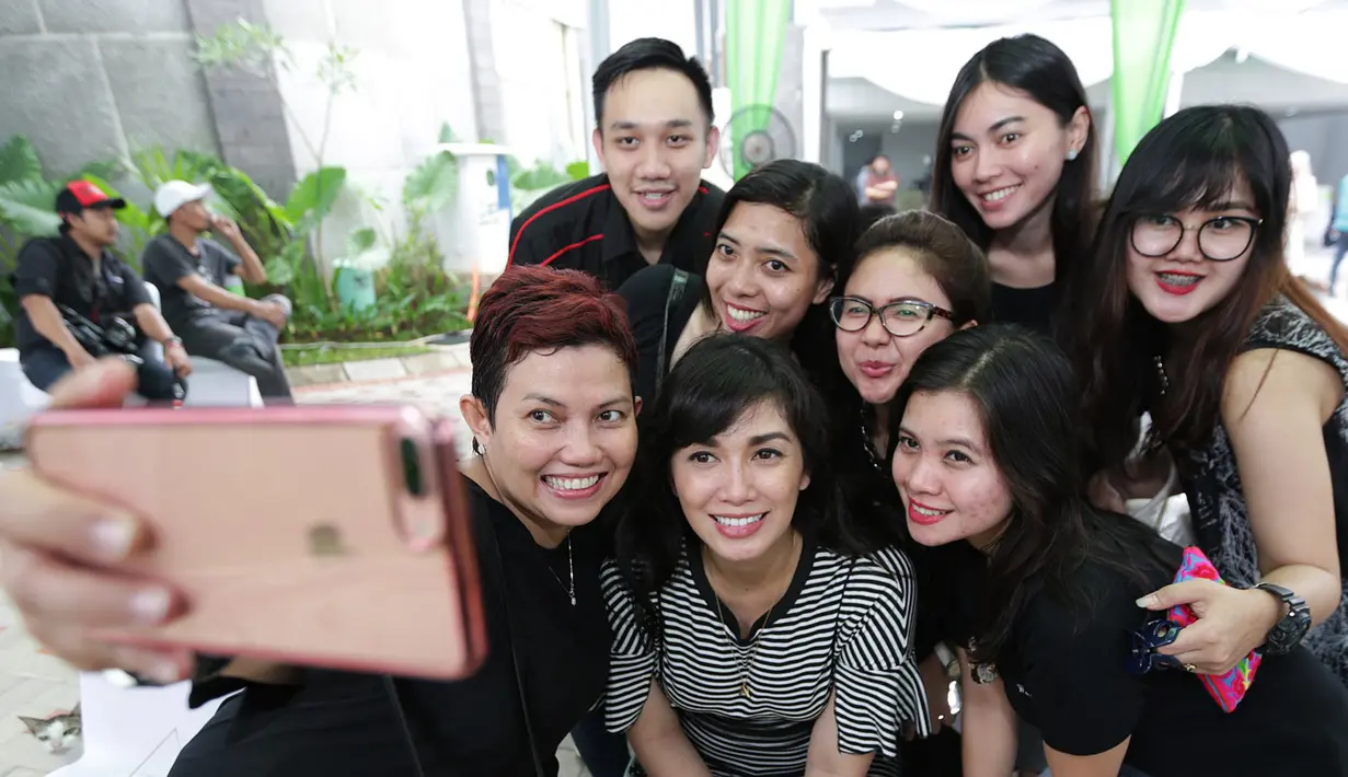 Wanita berusia 36 tahun itu juga masih terlihat lincah. Hal itu terlihat saat peluncuran bisnis properti yang sedang dirintisnya. (Bambang E. Ros/Bintang.com)