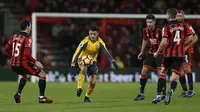 Penyerang Arsenal, Alexis Sanchez, berusaha melewati hadangan pemain Bournemouth. Arsenal akhirnya bisa mencetak gol memperkecil ketertinggalan pada menit ke-70 melalui Sanchez. (Reuters/Matthew Childs)