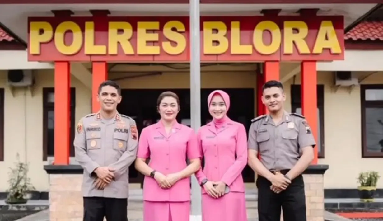 Yeni Inka terlihat begitu anggun dengan seragam bhayangkari warna merah muda. Tak hanya seragam bhayangkari, netizen terpesona dengan Yeni yang tampil cantik berhijab. Foto pedangdut Blora pun banjir pujian dari netizen. (Liputan6.com/IG/khrisnashakti)