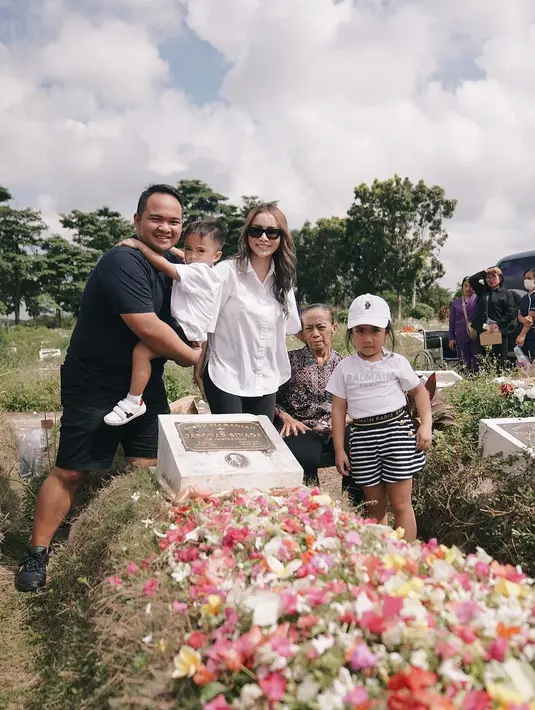 Setelah beberapa tahun tak mudik, Momo Geisha akhirnya bisa pulang kampung. Tidak sendiri, Momo pulang ke Pekanbaru bersama dua anak dan sang suami, Nicola Reza Samudra.[Instagram/therealmomogeisha]