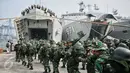 Prajurit TNI yang tergabung dalam Satgas Perbatasan mengantre naik KRI Teluk Ratai 509 di Dermaga Mako Kolinlamil, Jakarta, Rabu (27/1). 1300 prajurit diberangkatkan untuk menjaga perbatasan darat RI-Malaysia. (Liputan6.com/Faizal Fanani)