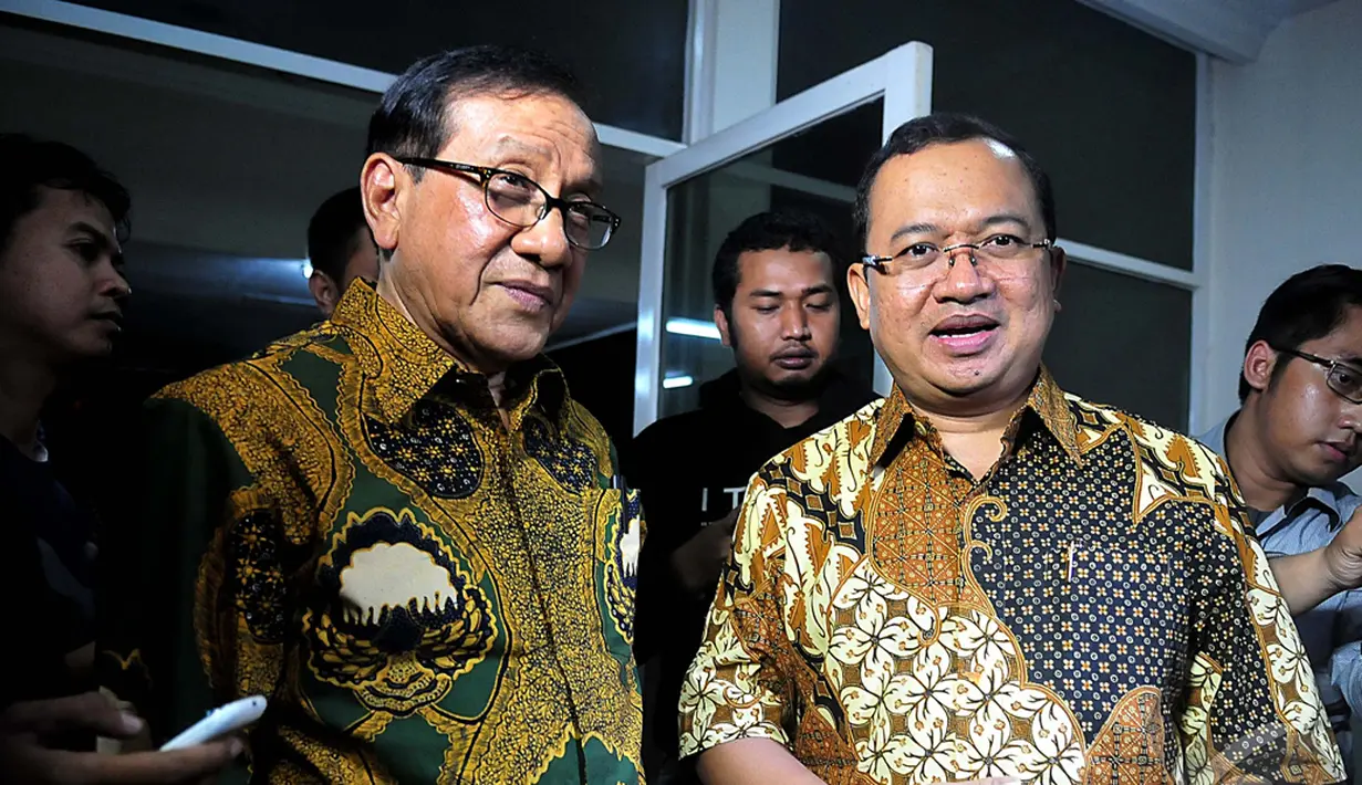 Akbar Tandjung dan Priyo Budi Santoso menjawab pertanyaan awak media usai menggelar rapat di DPP Golkar, Slipi, Jakarta Barat, Rabu (12/11/2014)(Liputan6.com/Johan Tallo)