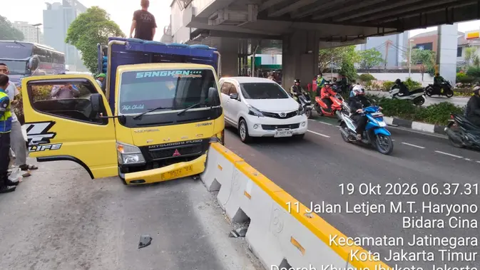 Truk Hantam Separator, 15 Bus TransJakarta Lumpuh