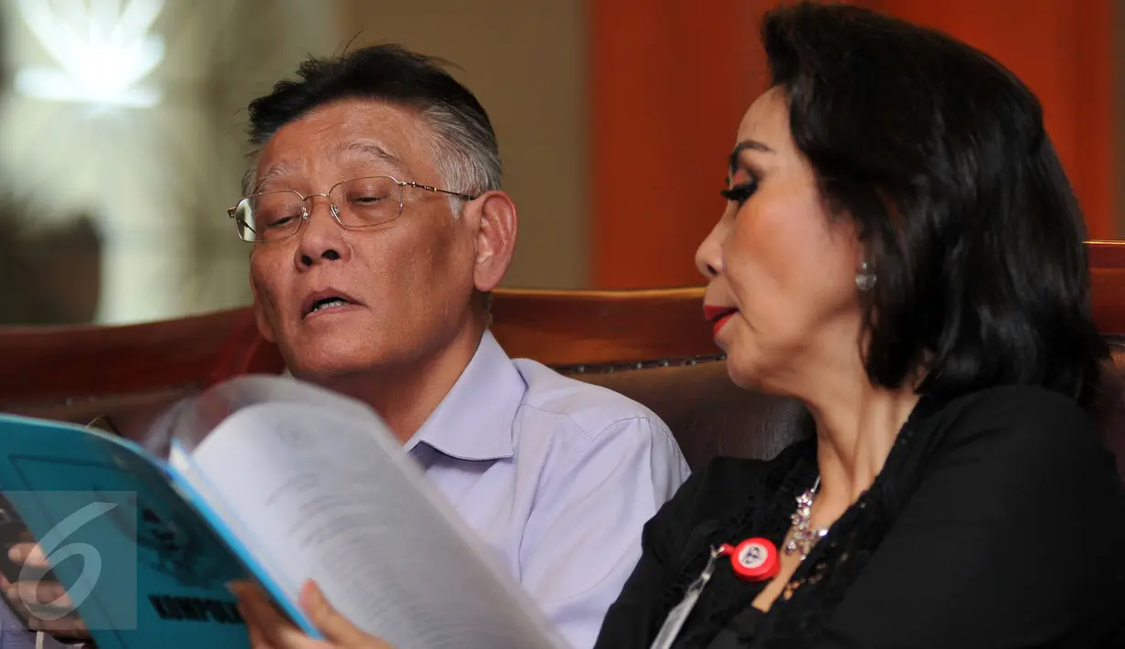 Sekertaris Kompolnas, Yenti Garnasih (kanan) saat berbincang dengan anggota pansel calon anggota Kompolnas di Jakarta, (8/1). Proses seleksi akan berjalan hingga 10 Februari 2016. (Liputan6.com/Yoppy Renato)