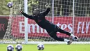Penjaga gawang AC Milan, Mike Maignan, saat mengikuti latihan bersama di Milanello training center, Carnago, Milan, Selasa (11/4/2023). (AFP/Gabriel Bouys)